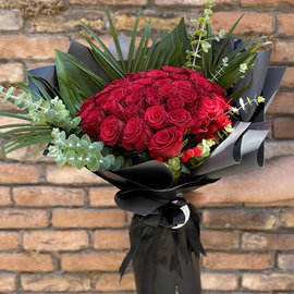 41 Местная Роза с Зеленью в Чёрной Упаковке