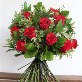Дюжина Красных Роз Фридом с Зеленью