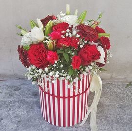 Red roses and gerberas in a box