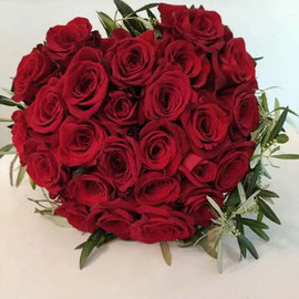 25 Heart-Shaped Red Roses