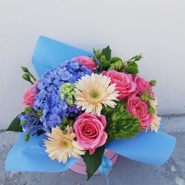 Позитивный букет из гортензии, роз и гербер