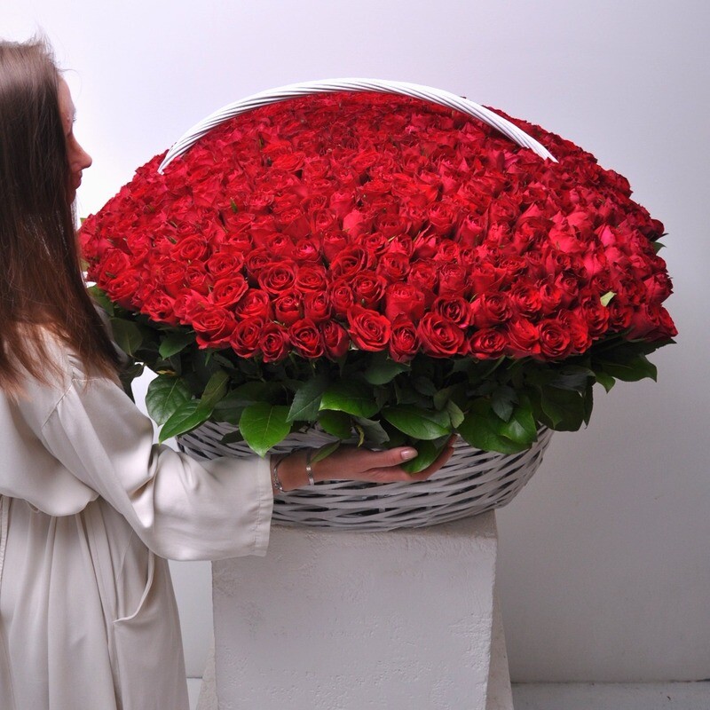 501 Kenyan Roses in a Basket, deluxe
