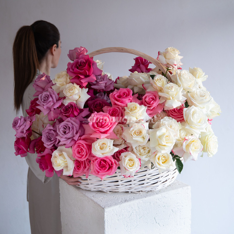 121 Romantic Roses Basket, standard