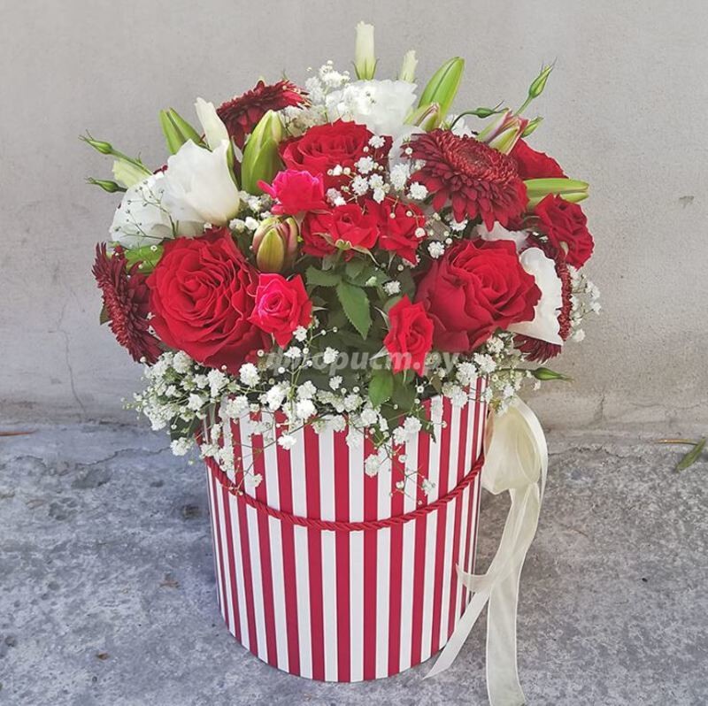 Red roses and gerberas in a box, standard