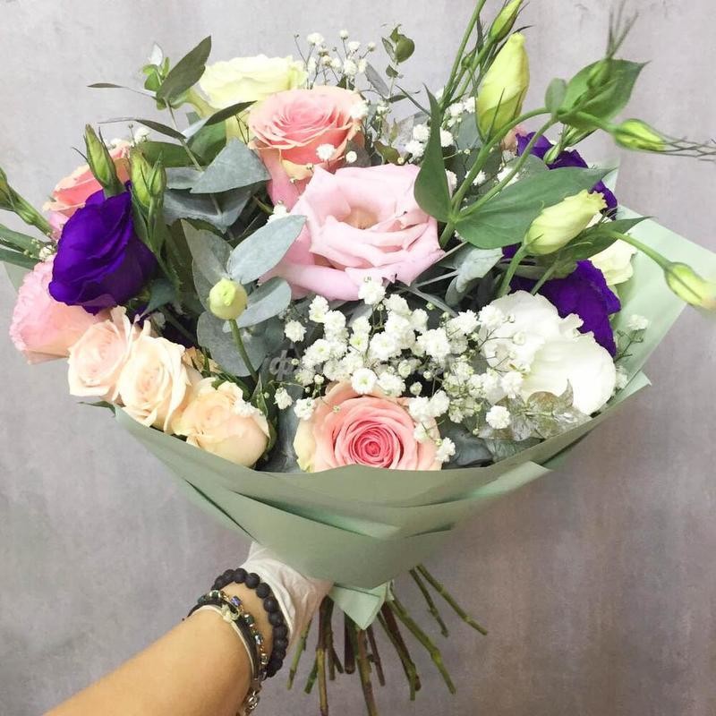 Mixed Bouquet with Roses and Lysianthus, standard