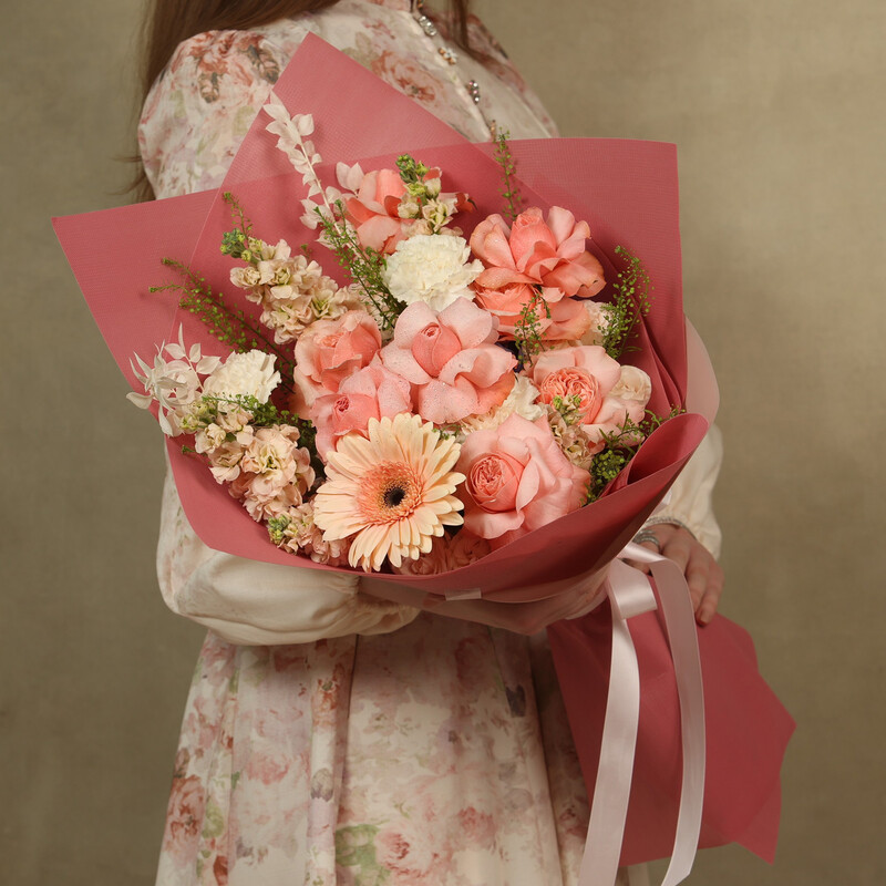 Bouquet in Peach Tones, standard