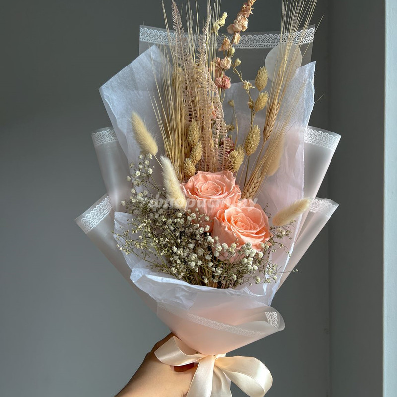 Bouquet of dried flowers with peach roses, standard