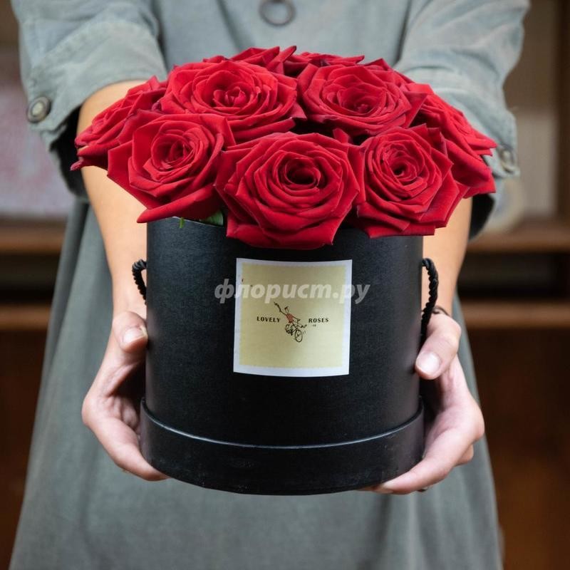 Roses in a Round Black Box, standard