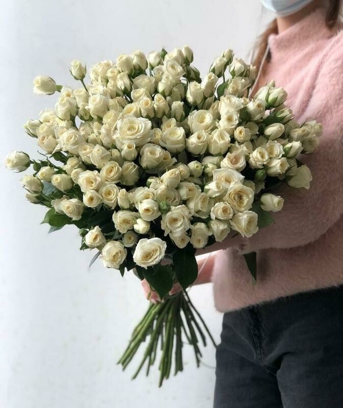 Букет из 31 белой кустовой розы, стандартный
