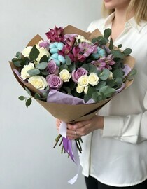 Букет с розами и хлопком "Трепетная любовь"
