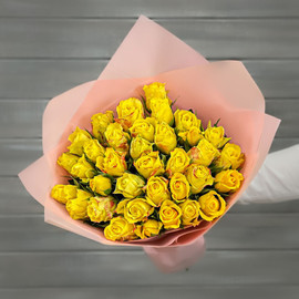 Bouquet of yellow roses 40 cm in a package