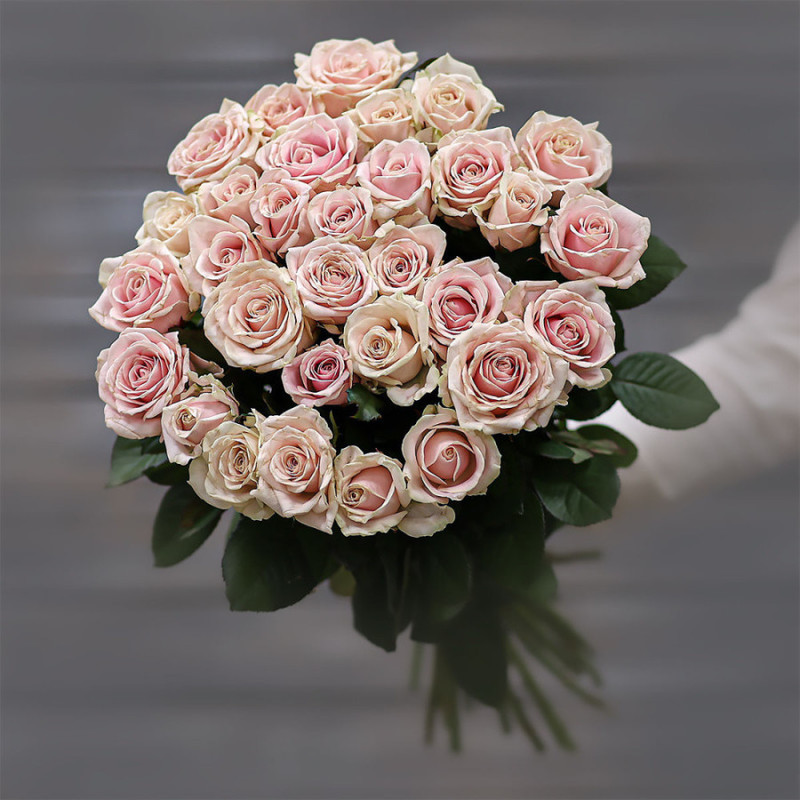 Букет из кремово-розовых роз (Россия) с лентой 60 см, мини