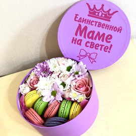 Сладкий подарок на День матери цветы в коробке с макарони
