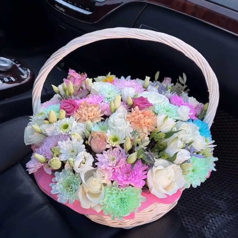 Flower arrangement in a basket, standart