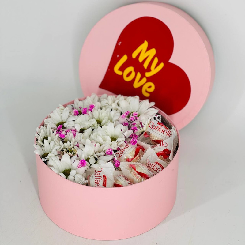 Букет ромашковых хризантем с конфетами Раффаэлло в шляпной коробке, стандартный
