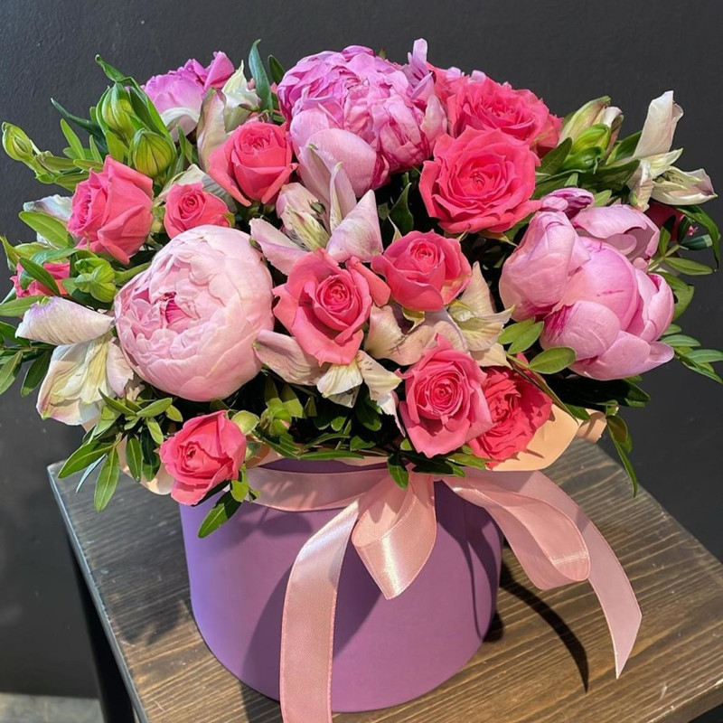 Bouquet with peonies in a box, standart