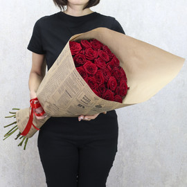 25 красных роз "Ред Наоми" 70 см в крафт бумаге