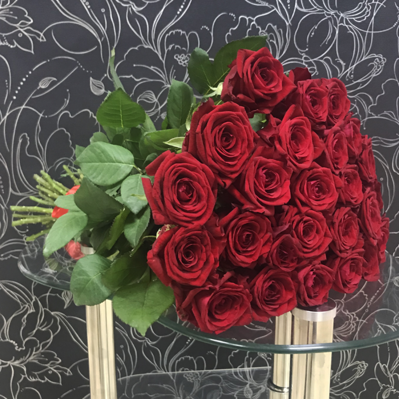 25 красных роз Ред Наоми 60 см, стандартный