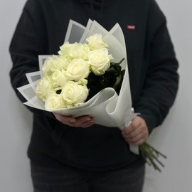 Букет из 11 белых одноголовых роз в дизайнерском оформлении 50 см