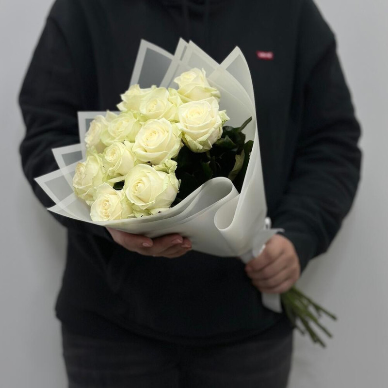 Букет из 11 белых одноголовых роз в дизайнерском оформлении 50 см, стандартный