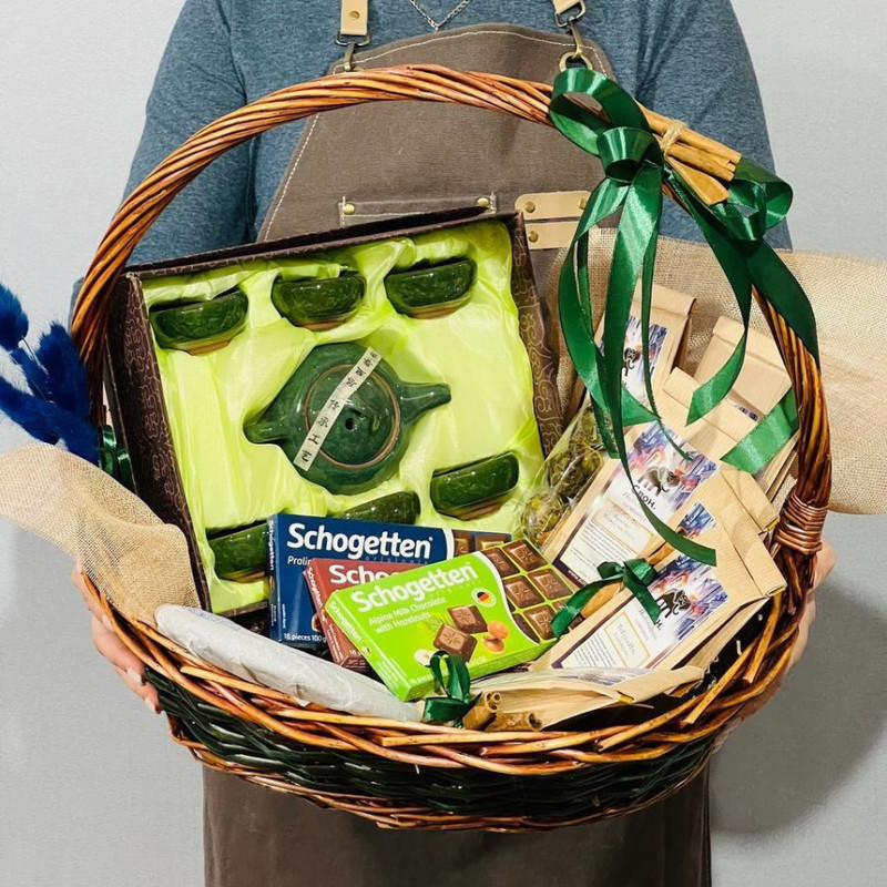 Gift set for tea ceremony in a basket, standart