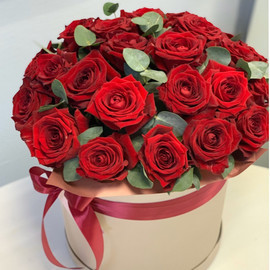Красные розы с эвкалиптом "Вечная любовь !"