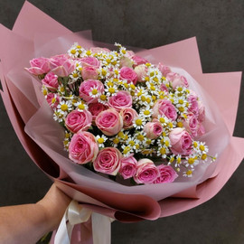 Bouquet of spray roses and small chamomile