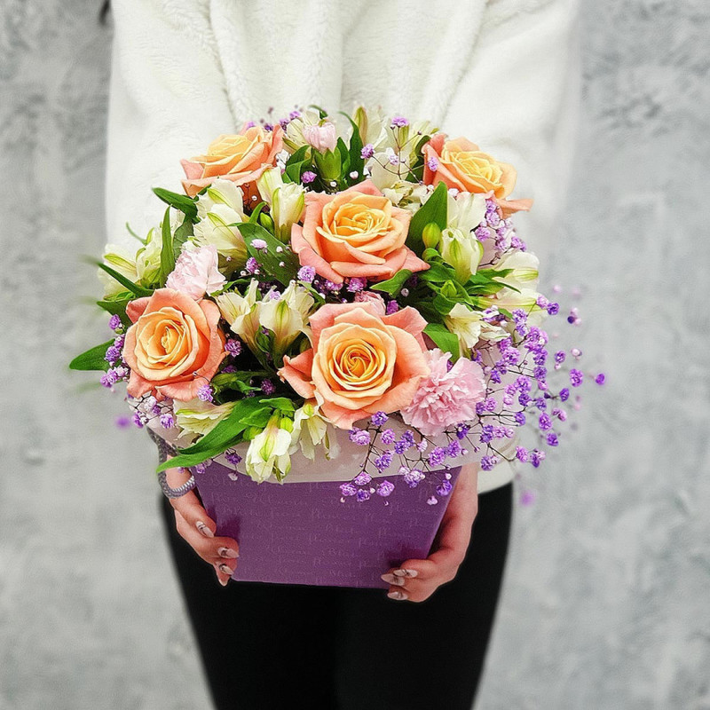 Bouquet with coral roses in a box, standart