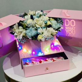 Цветы с конфетами в коробке сюрприз
