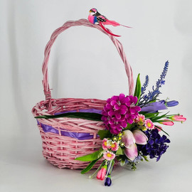 Подарочная пасхальная корзина с искусственными цветами