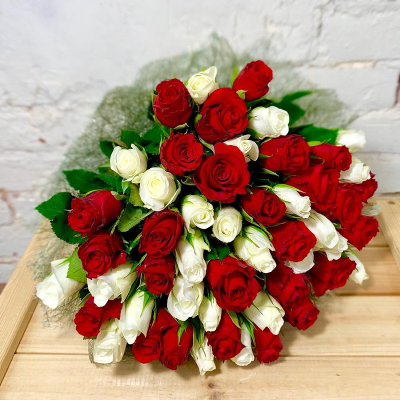 Букет из 51 красно-белой розы в сизали, стандартный