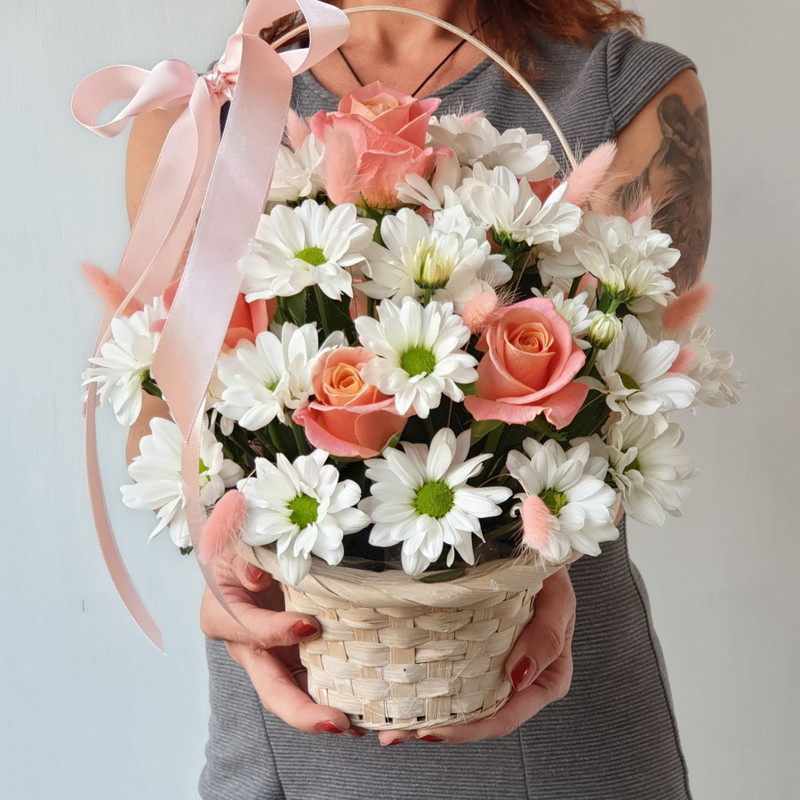 Basket with chrysanthemum, rose and lagurus, standart