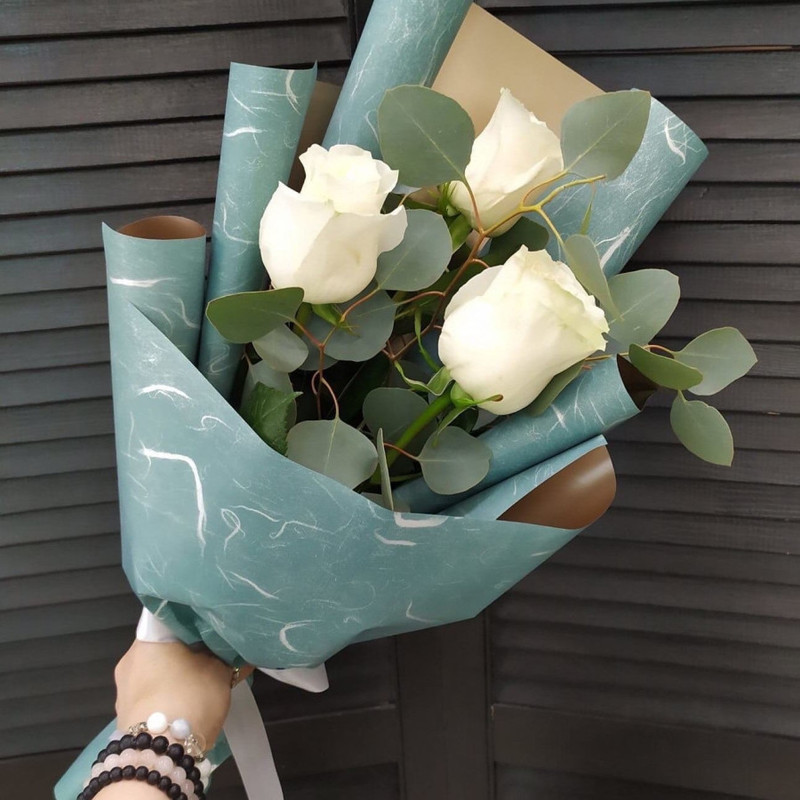 Bouquet of three roses in the design, standart