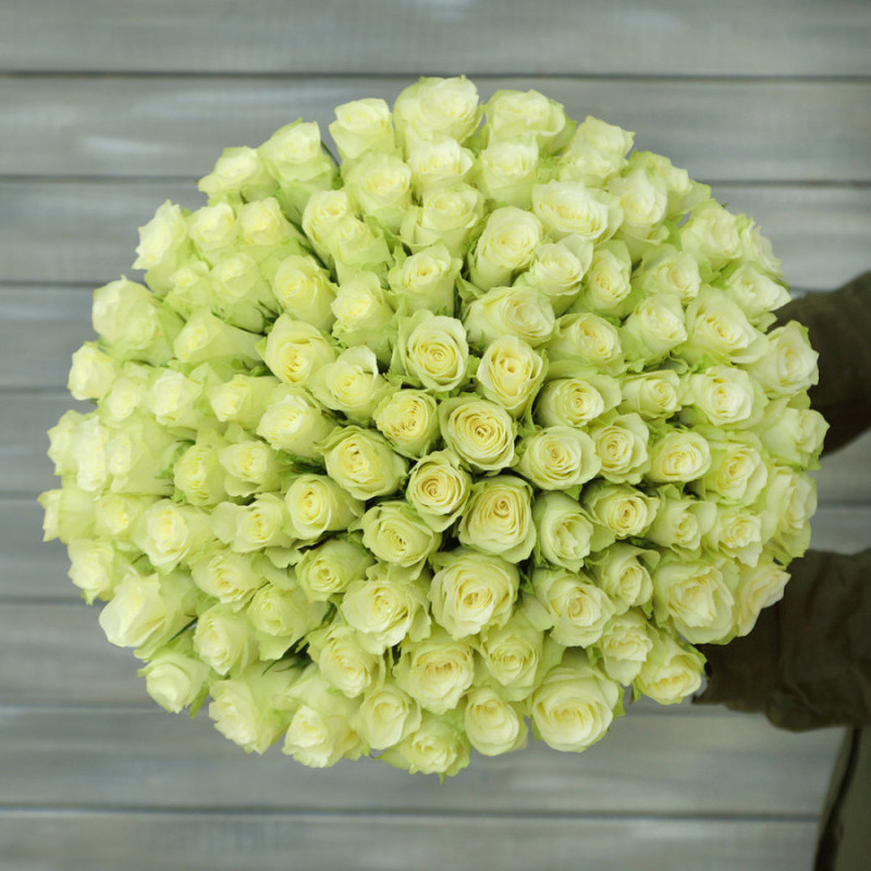 101 белая роза с лентой (40 см), стандартный