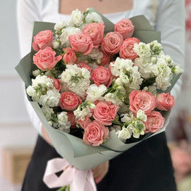 Букет кустовых розовых роз и маттиолы Арт. 005