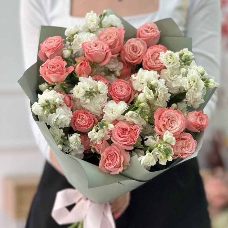Букет кустовых розовых роз и маттиолы Арт. 005, стандартный