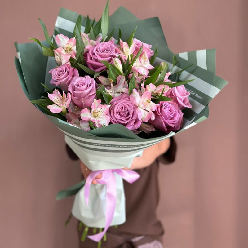 Bouquet of roses and alstroemerias, standart