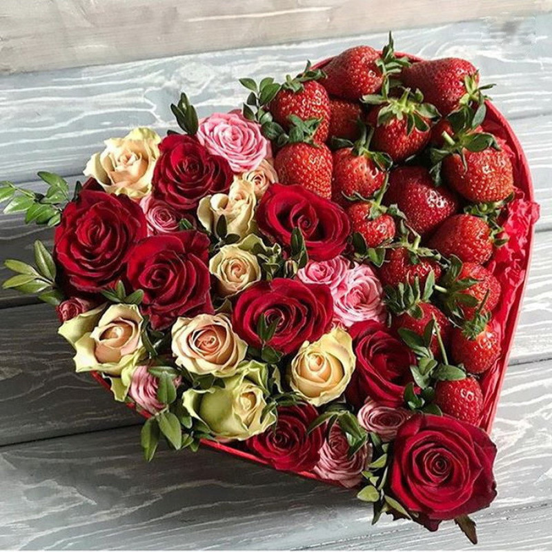 Heart box with mix roses and strawberries, standart