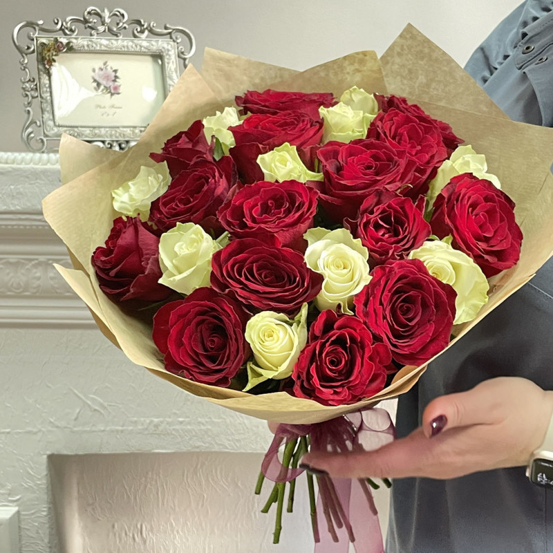 Bouquet of 25 burgundy and white roses, standart