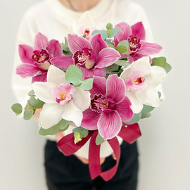 Орхидеи с эвкалиптом в шляпной коробке Цветочный десерт Букет из орхидей Букет цветов