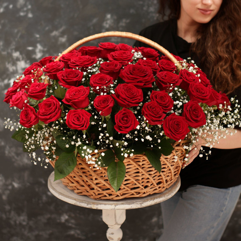 51 роза "Red Naomi" в корзине с гипсофилой, стандартный