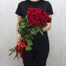 15 красных роз "Ред Наоми" 80 см