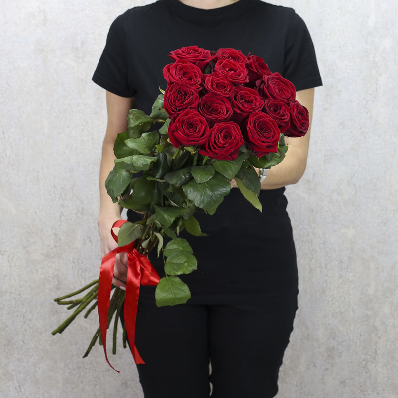 15 красных роз "Ред Наоми" 80 см, стандартный
