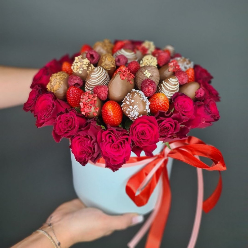 Chocolate covered strawberries and roses, standart