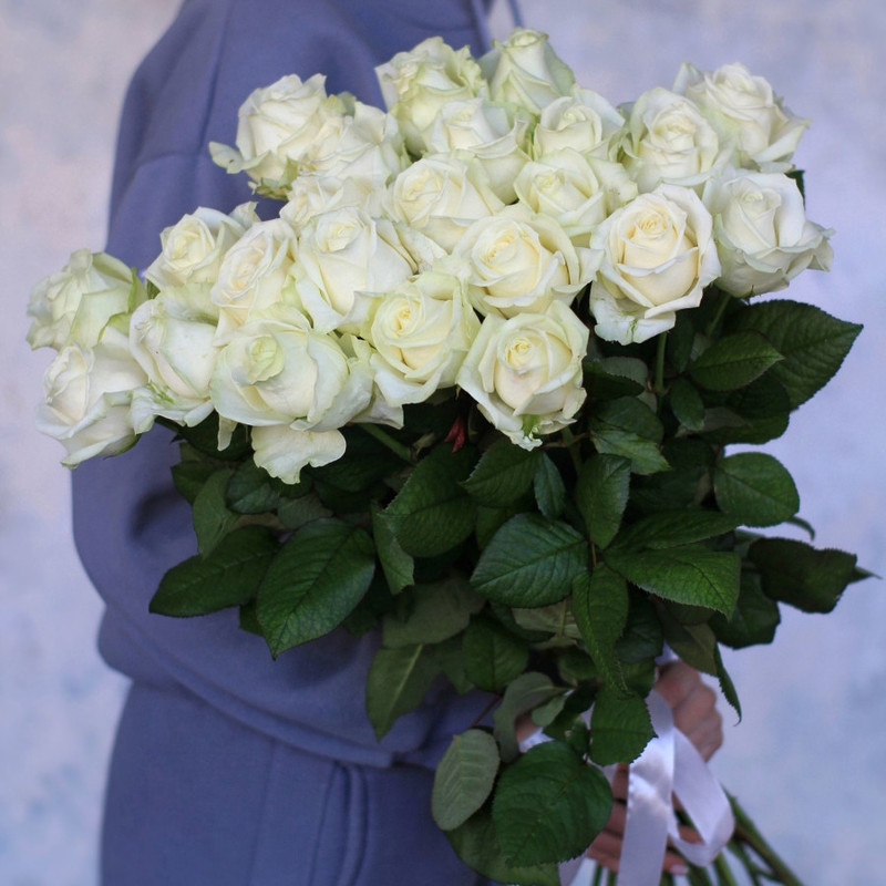 Bouquet of 21 white roses "Avalanche" 70 cm, standart