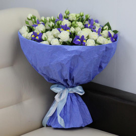 Синие ирисы и белые кустовые розы