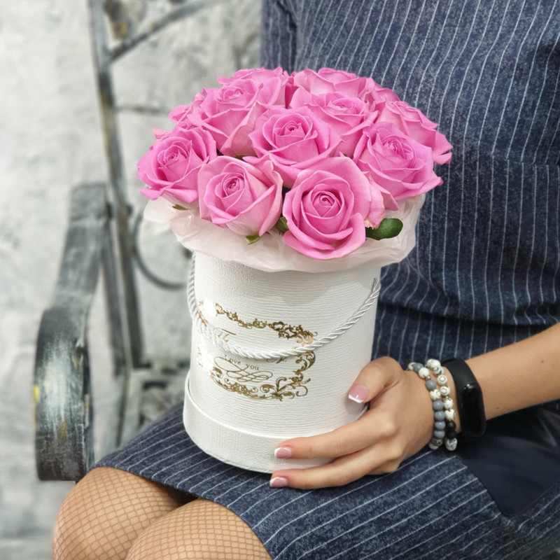 Pink roses in a hat box, standart