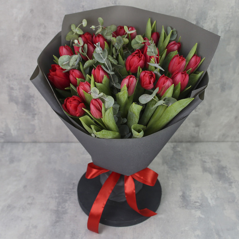 Букет из 25 тюльпанов «Красные пионовидные тюльпаны с эвкалиптом», стандартный