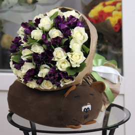 Bouquet "25 white roses with purple alstroemeria in Kraft"