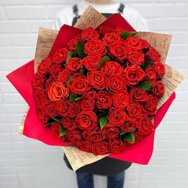 Букет из 51 красной розы с зеленью в дизайнерском оформлении 50 см, стандартный